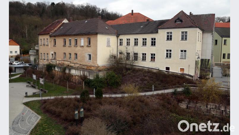 Das ehemalige Krankenhaus soll abgerissen werden und einer Erweiterung des Rathauses Platz machen. Erst wenn der Abriss erledigt ist, kann wohl auch mit dem weiteren Umbau der Gerhardingerschule begonnen werden. Für den Abriss stehen noch 130000 Euro Haushaltsreste bereit. Für die Gerhardingerschule sind nur 10000 Euro Planungskosten eingestellt. Bild: Hösamer