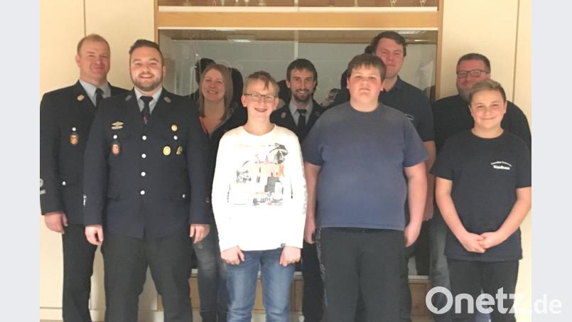 Jugendwart Dominik Zintl (Zweiter von links) freut sich über Nachwuchs bei der Jugendfeuerwehr im Jubiläumsjahr. Günter Michl (Vierter von rechts) ist neuer Jugendsprecher, dem Maximilian Krämer (rechts) zur Seite steht. Bild: fjo
