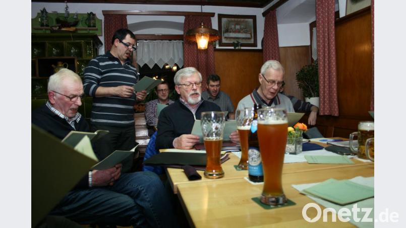 Mit Hingabe bei der Sache sind die motivierten Sänger. Temperamentvoll dirigiert Horst Straub (stehend). Bild: roh