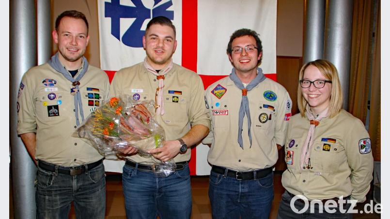 Fabien Frank (links), Kassiererin Johanna Dollacker und Stammesvorsitzender Patrick Hierold (von rechts) dankten dem scheidenden Matthias Dollacker (Zweiter von rechts) mit einem Wurststrauß für seine Arbeit. Bild: sön