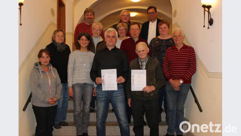 Innerhalb kurzer Zeit waren die Neuwahlen der Vorstandschaft abgeschlossen und es konnten die Ehrungen langjähriger Vereinsmitglieder vorgenommen werden. Außerdem hatte Kreisfachberater Harald Schlöger einen sehr interessanten Vortrag für die Anwesenden im Gepäck.
(Von links nach rechts) Veronika Jungmann, Monika Gleißner, Kassiererin Petra Frank, Helmut Storch, Benno Zant und Erich Lang. (Zweite Reihe) Renate Bartonitschek, Marille Strauß, Schriftführer Herbert Schwamberger und Edith Fischer. (Dritte Reihe) 2. Vorsitzender Eberhard Wurm, 1. Vorsitzender Rudi Standfest und Kreisfachberater Harald Schlöger. Bild: heb