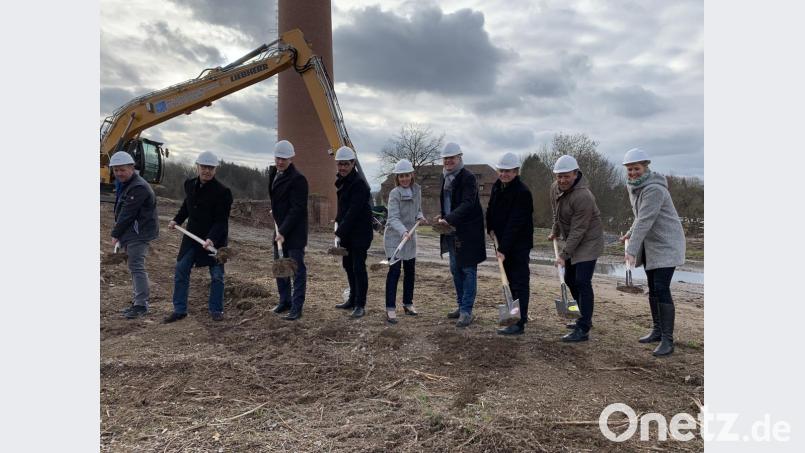 Spatenstich für ein Megaprojekt: Im Bild von links Marko Müller von der Firma RK Landschaftsbau, Bürgermeister Stefan Göcking, Landrat Karl Döhler, Architekt Peter Hilgarth (Werkstatt), Silvia Asadi von der Regierung von Oberfranken, Architekt Karsten Hilbert (Wohnheim), Landschaftsarchitekt Klaus Pöhlmann, Stefan Seewald von der Oberfrankenstiftung und die Geschäftsführerin der Lebenshilfe Fichtelgebirge, Susanne Hilpert. Bild: fph