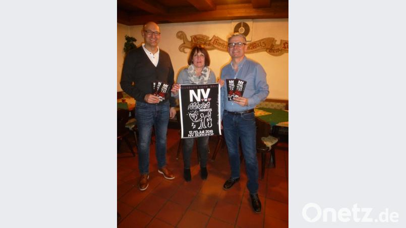 Vorsitzender Martin Scharf stellte zusammen mit den beiden Zweiten Vorsitzenden Gabi Ebenschwanger und Wolfgang Nagler ein Plakat und Flyer für die zwei geplanten Musik-Veranstaltungen im Burghof vor. Bild: mad