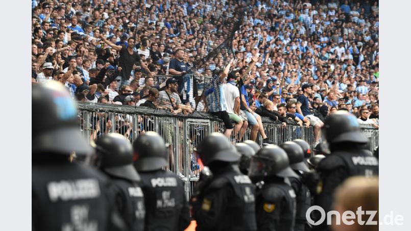 Löwen-Frust nach der Niederlage gegen Regensburg: Polizisten bewachen den Bereich vor Fans des TSV 1860 München. Bild: Peter Kneffel/dpa