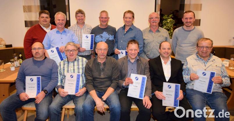 Ehrungen vergibt der SVI für 40, 45 und 50 Jahre Vereinstreue. Den Jubilaren gratulieren (links) Bürgermeister Dieter Dehling, (rechts) Vorsitzender Martin Luber und (Zweiter von rechts) Ehrenamtsbeauftragter Alfred Ebert. Bild: no