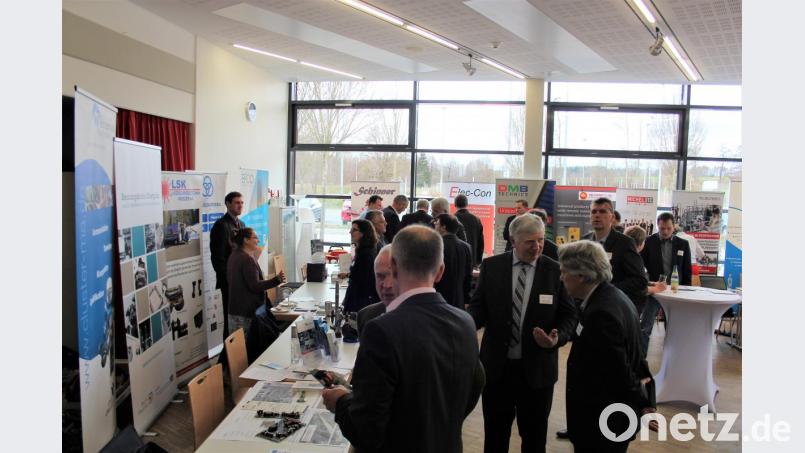 Welches Unternehmen bietet was an? Antworten gibt der "Branchentreff" im Foyer der Mehrzweckhalle. Der direkte Austausch ist auch eine Möglichkeit für Betriebe, passende Kooperationspartner zu finden. Bild: stg