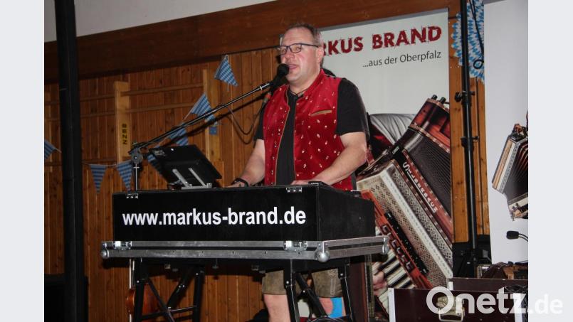 Stimmung war beim Starkbierabend der Schützengesellschaft „Andreas Hofer“ in der Fuchsmühler Mehrzweckhalle angesagt. Dafür sorgte Markus Brand. Bild: wro