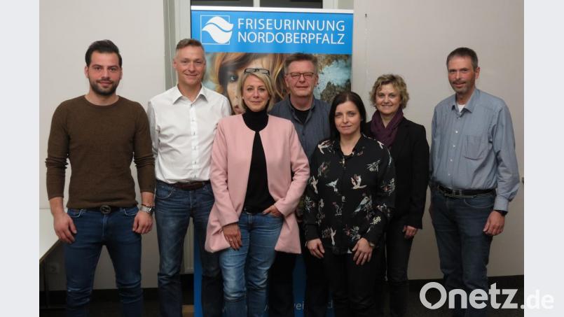 Der scheidende Obermeister Harald Raml (Mitte) wird von Kreishandwerksmeister Joachim Behrendt (rechts) und Christa Neubauer-Kreutzer (Kreishandwerkerschaft, daneben) sowie (von links) Arif Tombas, Alfons Kliebhan, Carmen Witzl und Kerstin Flessa verabschiedet. Bild: Dobmeier