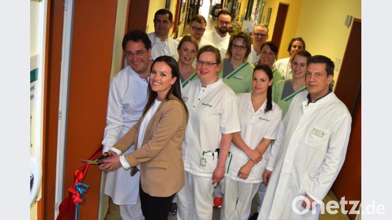 Kathrin Hofstetter und Dr. Christian Glöckner schneiden das symbolische Band zum neuen Notaufnahme-Raum durch. Bild: Bernhard Krebs/exb