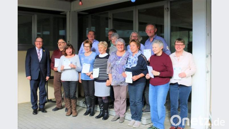 Martin Preuß (ganz links) mit den Mitgliedern, die das Wanderabzeichen erworben haben. Bild: exb