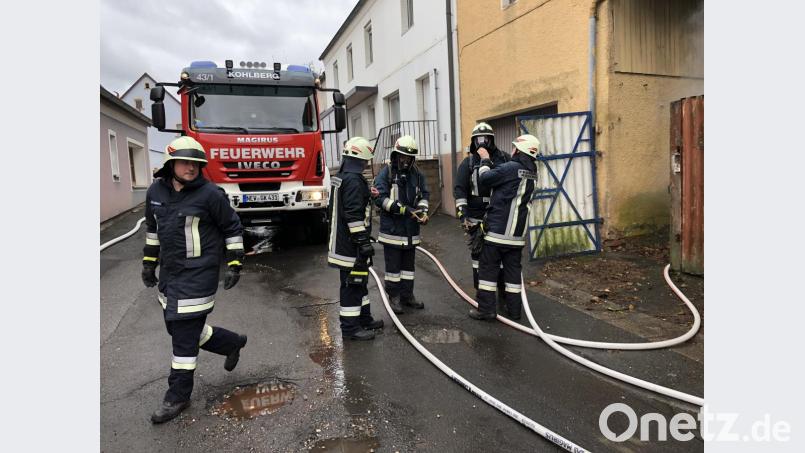 Die letzten Vorbereitungen werden getroffen, bevor die Atemschutzträger in das Haus vorrücken. Bild: Julian Fischer