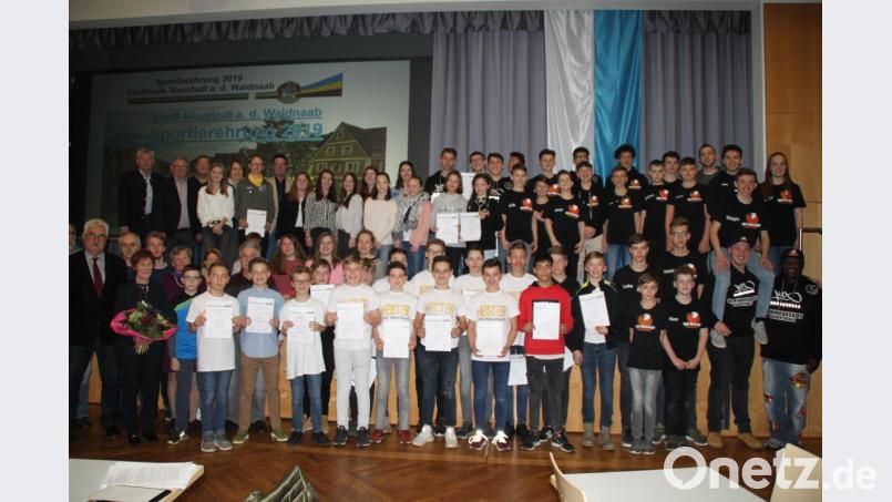 91 meist jugendliche Sportler in neun Teams, zwei Einzelsportler und zwölf Sportler, die mehrfach das Sportabzeichen abgelegt haben wurden von der Stadt Neustadt in der Stadthalle für ihre herausragenden Leistungen geehrt. Bild: prh