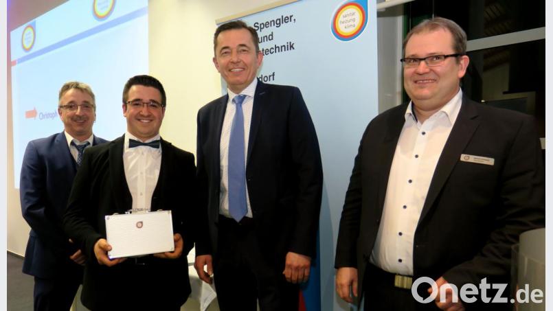Präsident Michael Hilpert (Zweiter von rechts) überreichte dem Bundessieger des Sanitär-Wettbewerbs, Christoph Steinbacher (Zweiter von links), einen Werkzeugkoffer als Geschenk. Obermeister Michael Zinnbauer (rechts) und Prüfungsvorsitzender Thomas Steinbacher (links) gratulierten. Bild: Hirsch