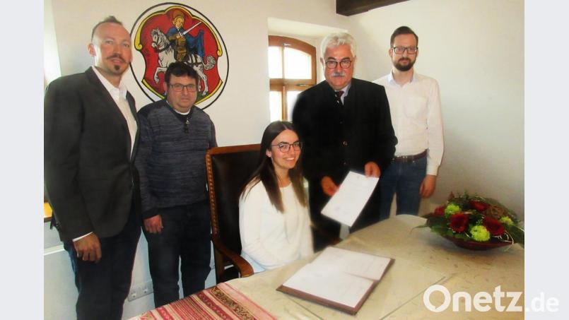 Im Trauzimmer bekommt die neue Neustädter Standesbeamtin Katharina Mois die Bestellungsurkunde von Bürgermeister Rupert Troppmann (Zweiter von rechts). Amtsleiter Peter Spachtholz (von links) bekommt als Nachfolger seines Stellvertreters Thomas Kost künftig Christian Schell (rechts) an seine Seite. Bild: ui