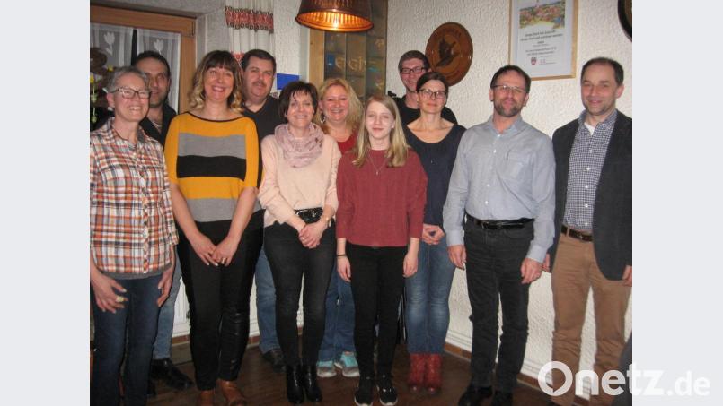 Über die Neuzugänge freuen sich Kommandant Christian Reitinger, Vorsitzender Franz Albang, KBM Manfred Schneider, KBI Norbert Auerbeck und Vizebürgermeister Josef Königsberger. Bild: ad