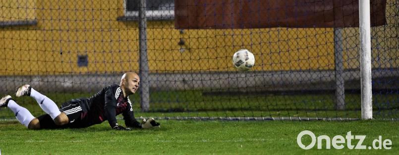 SpVgg-SV-Torhüter Matthias Götz hielt nach einer Viertelstunde einen Handelfmeter. Weiden feierte am Freitagabend den nächsten Sieg. Bild: Büttner, Gerhard