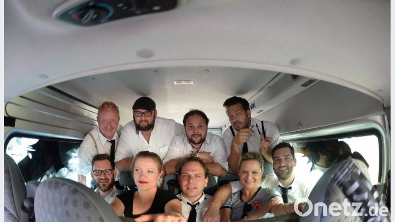 Einmal Foto im Funkybus bitte – ordentlich eng, aber auch kuscheln beherrscht die Hasenfamilie. Bild: brü