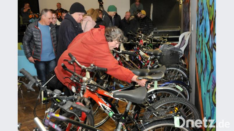 Die Fundräder werden im Jugendzentrum genau inspiziert. Bild: Stephan Huber