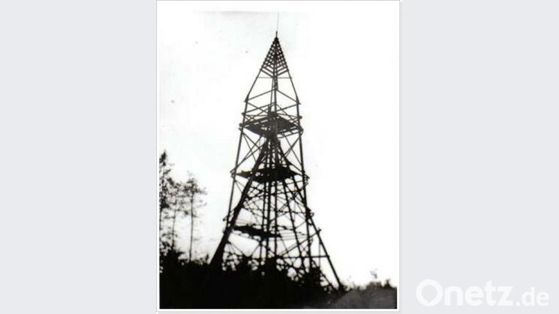 So ändern sich die Zeiten. Der 1909 vom Verschönerungsverein geplante Aussichtsturm auf dem Kohlbühlrücken kommt durch den Ersten Weltkrieg nicht zustande. 1926 stellt die staatliche Vermessungsstelle dieses 22 Meter hohe Gebilde auf, um Entfernungen und Höhenmarken festzulegen. Irgendwann bricht der morsche Turm dann zusammen und verschwindet. Heute steht auf dem 588 Meter hohen Hügel ein Mobilfunk-Sendemast. Bild: jml