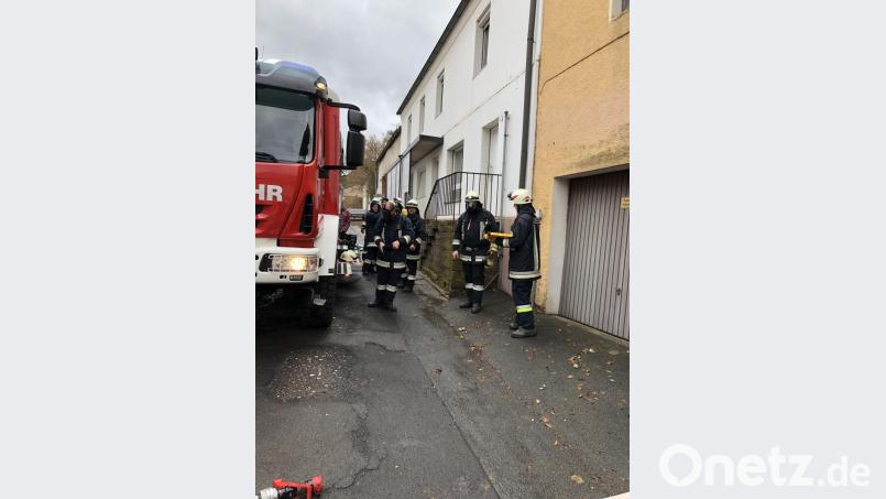 Die Feuerwehrmänner machen sich für den Einsatz fertig. Bild: Julian Fischer