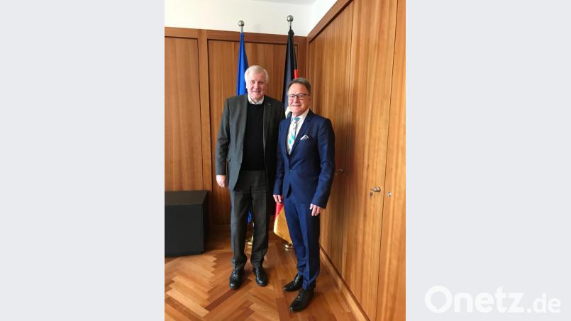 CSU-Politiker Reiner Meier aus Tirschenreuth mit Innenminister Horst Seehofer. Bild: exb