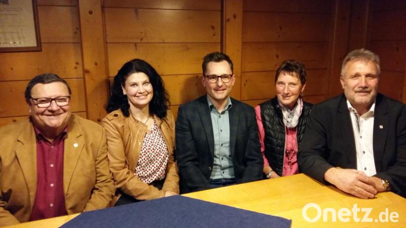 von links: Ehrenvorsitzender Klaus Wendler, 2. Vorsitzende Inge Dick, 1. Vorsitzender Jürgen Bayer, Kassier Gabi Mayerhöfer, Geschäftsführer Wilhelm Trisl. Bild: exb