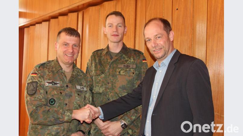 Standortbetreuer Jörg Hilgert von der KAS (rechts), dankte Oberstleutnant Christoph Huber (links) für seinen Einsatz für das Soldatenheim mit einem Präsent und wünschte Oberstleutnant Andreas Bleek (Mitte), den Kuratoriumsmitgliedern, den Soldaten und der Bevölkerung der Region, dass das Soldatenheim möglichst bald wieder geöffnet und mit Leben erfüllt werde. Bild: frd