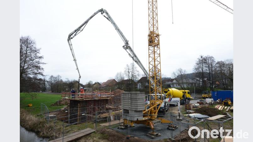 Mit 70 Kubikmeter Beton fertigen Bauarbeiter die Wiederlager der künftigen Fußgängerbrücke über die Luhe. Bild: bey