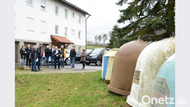 Das Erdreich vor den Containern soll abgetragen und durch Schotter ersetzt werden, um das Befahren für Lastwagen zu erleichtern. Darauf einigt sich der Bau-, Umwelt- und Wirtschaftsausschuss des Marktes Floß. Bild: bey