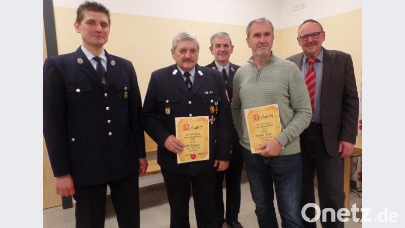 Die Vorsitzenden Markus Heindl (links) und Edgar Schindler (Mitte) sowie zweiter Bürgermeister Rudi Heier (rechts) zeichnen Ehrenkommandant Wolfgang Heindl für 50 und Peter Prestele (Zweiter und Vierter von links) für 25 Jahre Treue aus. Bild: br