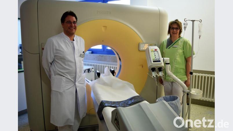 Dr. Christian Glöckner und Christina Biegerl (Medizinisch-technische Radiologieassistentin) präsentieren das neue CT in der Asklepios-Klinik Oberviechtach. Bild: Bernhard Krebs/exb