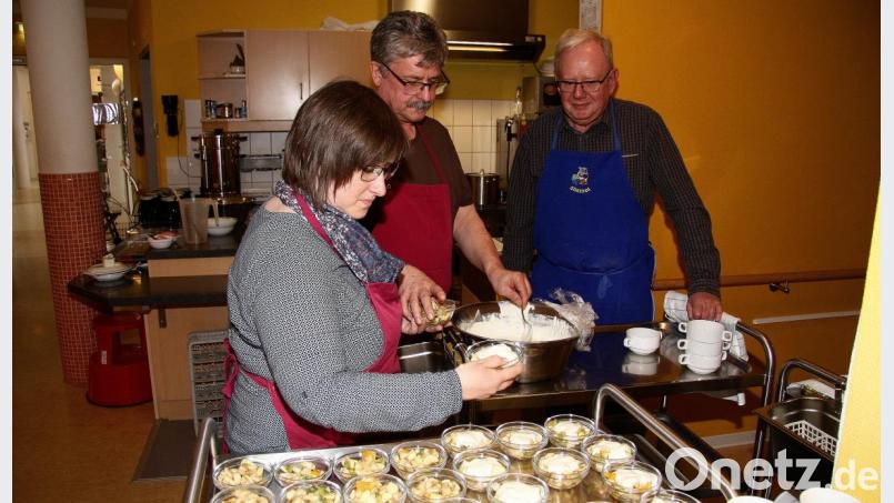 Während es in den Töpfen und Pfannen köchelte und garte, wurde bereits das Dessert in gläserne Schüsseln gefüllt. Hauswirtschafterin Katharina Münchmeier-Lehner fand in Wolfgang Braun und Rainer Bleistein (von links) tatkräftige Helfer. Bild: wro