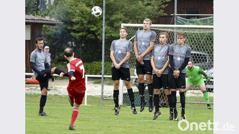 Das Hinspiel gewann der SV Inter Bergsteig Amberg mit 4:2. Diesen direkten Freistoß zirkelte Benjamin Kruppa vom SV Inter Bergsteig Amberg (links vorne) vor dem Tor des Paulsdorfer Keepers Alexander Auer hoch über die Querlatte. Bild: Ziegler