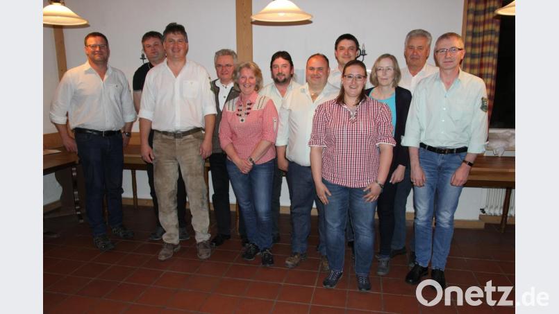 Auf eine tatkräftige Vorstandschaft kann Thomas Schießl (Dritter von links) bauen. Bild: ral