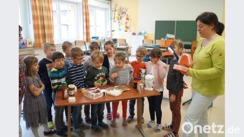 Zahnärztin Dr. Sybille Baier-Hümmer (rechts) gibt den Erst- und Zweitklässlern der Grundschule Schirmitz im Unterricht Infos zur Zahngesundheit mit auf den Weg. Bild: du
