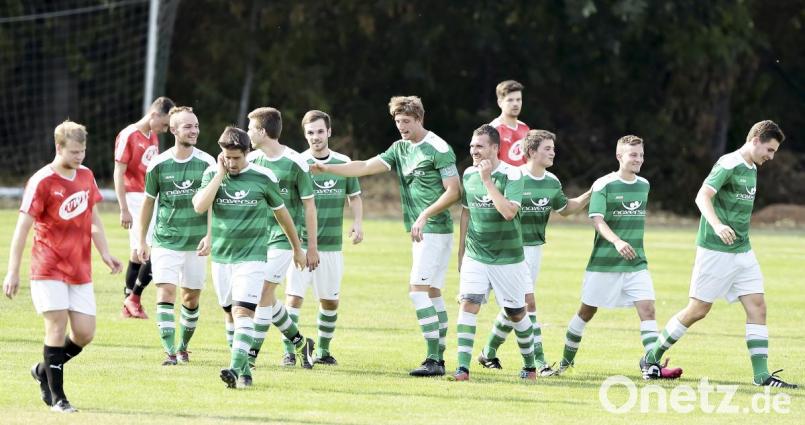 Die Stullner feiern: Ein gewohntes Bild in dieser Saison. Der TSV wird wohl schon in den nächsten Wochen den Aufstieg perfekt machen. Bild: zg