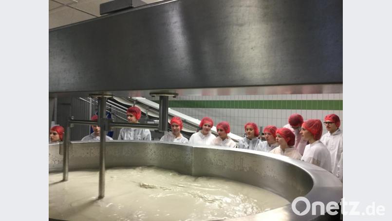 In einem Workshop bekamen die Jugendlichen einen Einblick in die Käseherstellung. Bild: exb