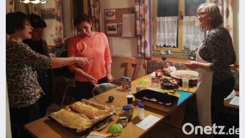 Schnell gekocht und dennoch lecker beim Essen. Marianne Paulus (rechts) beeindruckt die Bergnetsreuther Frauen mit ihren Kochideen. Bild: le