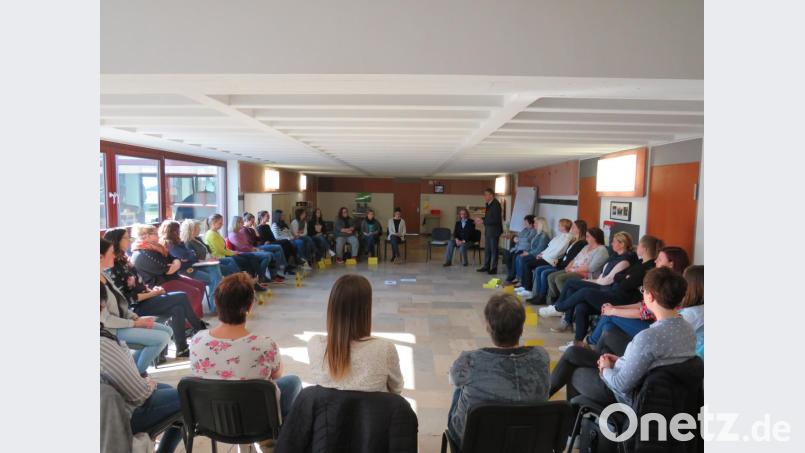 Bürgermeister Franz Stahl (stehend) hieß Dr. Peter Hammerschmid (links daneben) im städtischen Kinderhaus Kunterbunt herzlich willkommen. Bild: Stadt Tirschenreuth