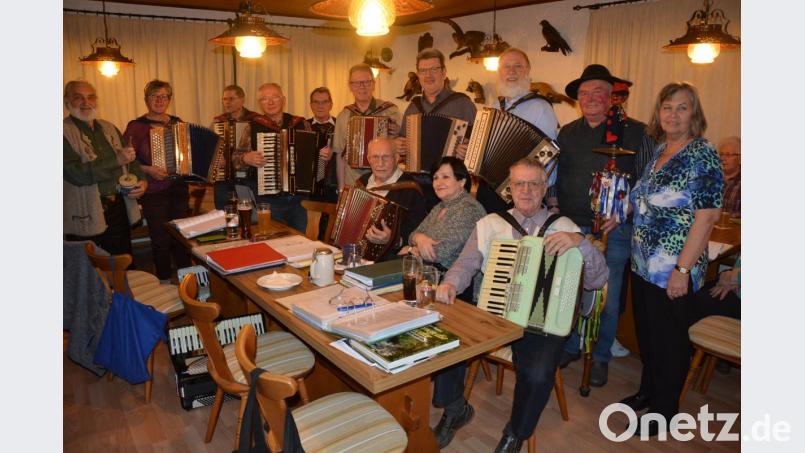 Helene Rothenberger-Zeitler (rechts) freute sich über das Kommen vieler Musiker und Gäste zum letzten Treffen im Naturfreundehaus. Bild: jr