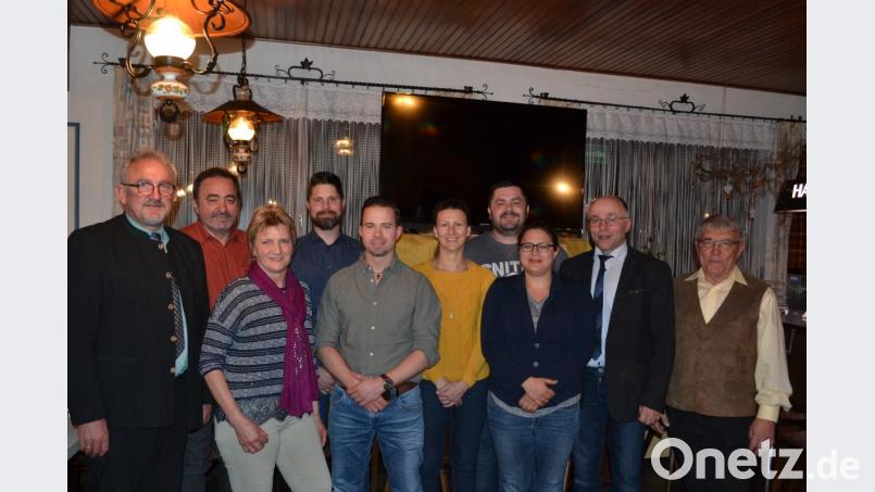 Den Ortsverschönerungsverein führen (von links) Bürgermeister Rudolf Schopper, zweiter Vorsitzender Otto Uhl, Marianne Kowalek, Vorsitzender Sven Förster, Bernd Förster, Christina Bäumler, Markus König, Sonja König, Kreisvorsitzender Albert Nickl und Josef Gleißner. Bild: tok