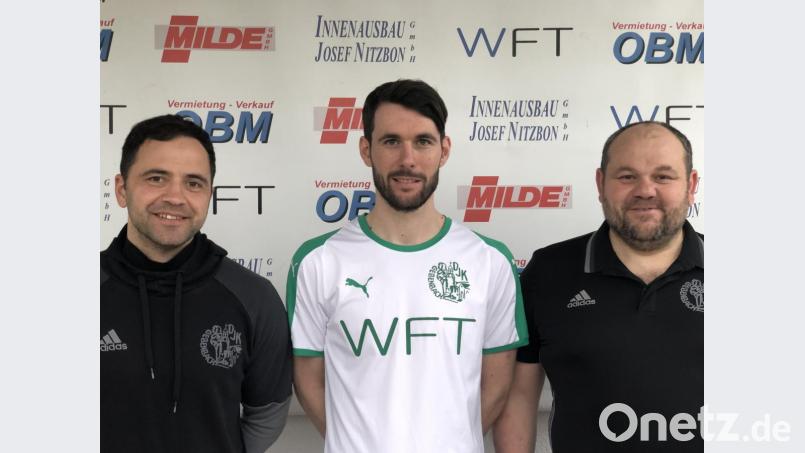 Frank Linke (Mitte) wurde kurzfristig von der DJK Gebenbach (links Trainer Faruk Maloku, rechts Teammanager Josef Nitzbon) verpflichtet. Bild: exb