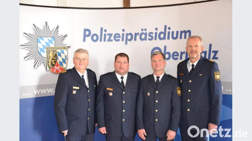 Die PI Waldsassen hat mit Roland Heldwein (Zweiter von links) einen neuen Dienststellenleiter. Dazu gratulieren (von links) Polizeipräsident Gerold Mahlmeister, Vorgänger Markus Damm und Polizeivizepräsident Thomas Schöniger. Bild: rti
