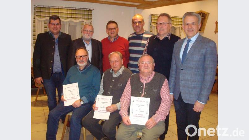 Die geehrten Mitglieder der Mitterteicher Siedler mit dem neuen Vorsitzenden Matthias Kraft, dem bisherigen Vorsitzenden Josef Fennerl (stehend, von links) und Bürgermeister Roland Grillmeier (stehend, rechts). Bild: wmr