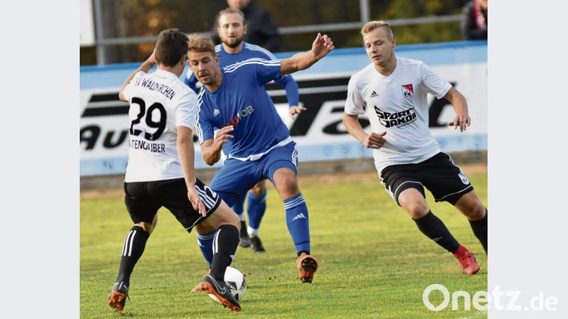 Auf Timo Nürnberger (blau) – hier in der Partie gegen den TSV Waldkirchen – muss der Etzenrichter Trainer Rüdiger Fuhrmann im Heimspiel am Samstag gegen den ASV Burglengenfeld verzichten. Bild: Alfred Schwarzmeier