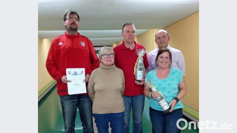 Auszeichnungen gab es für erfolgreiche Kegler. Harald Strigl, Ulrike Pöllinger, Roman Schell, Kerstin Stahl und TSV-Vorsitzender Jürgen Lugert (von links) hoffen gleichzeitig auf eine gute Zukunft der Sparte. Bild: nm