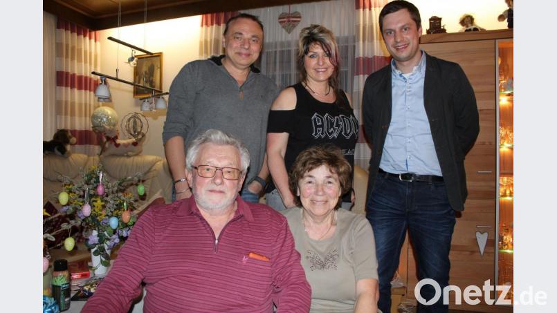 Bild zeigt den Jubilar (v.li.) Helmut Beregsasi mit Gerda Kern und
(hinten v.li) Uwe und Alexandra Kern spwie CSU-Vorsitzenden Wolfgang Söllner. Bild: soj