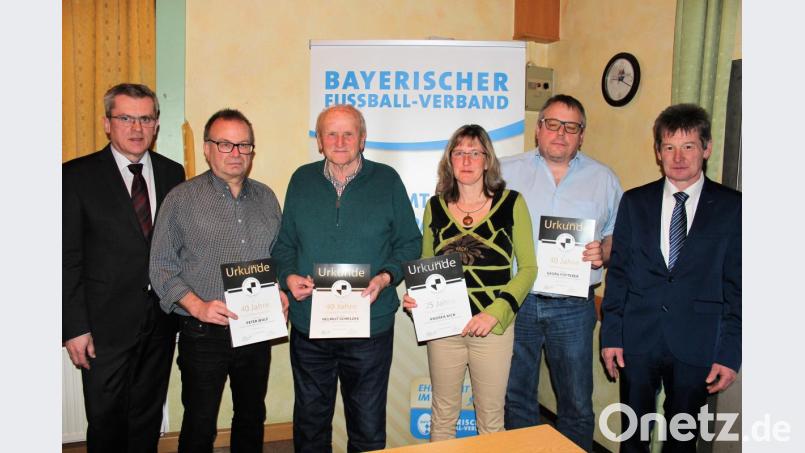 Die Vorsitzenden Wolfgang Weber (links) und Harald Wachenbrunner (rechts) danken Peter Wolf junior, Helmut Schelzke, .Andrea Kick und Georg Fütterer junior (von links) für ihre Treue. Bild: stg