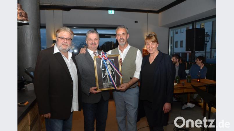 Es ist angerichtet. Am Donnerstagabend eröffnete das &quot;friedrich&quot;. Thomas &quot;Sakko&quot; Christof, Bürgermeister Andreas Wutzlhofer, Veit G. Reisberger und Ehefrau Astrid (von links nach rechts) mit dem Namensgeber Pfalzgraf Friedrich, den der Rathauschef als Geschenk zur Eröffnung mitbrachte. Bild: dob