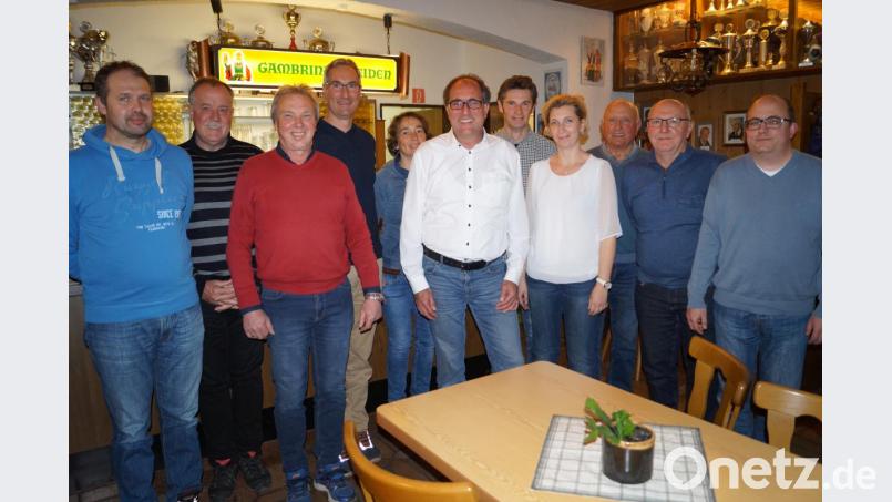 Markus Dobmeier (vorne, Mitte) bleibt Chef der SpVgg-Radsportabteilung. Als Mitarbeiter im Vorstand hat er bei der Neuwahl viele neue Gesichter um sich geschart. Bild: du